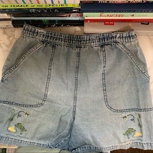 Embroidered shorts with elastic waistband